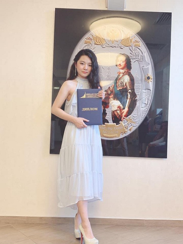 Cô nàng từng gây bất ngờ khi thể hiện kỹ năng sử dụng Aurelion Sol điêu luyện đè nát đối phương trong các ván đấu cùng Thầy giáo Ba. Đặc biệt còn sở hữu vô số tài lẻ như ca hát, chơi đàn hay hội họa,...