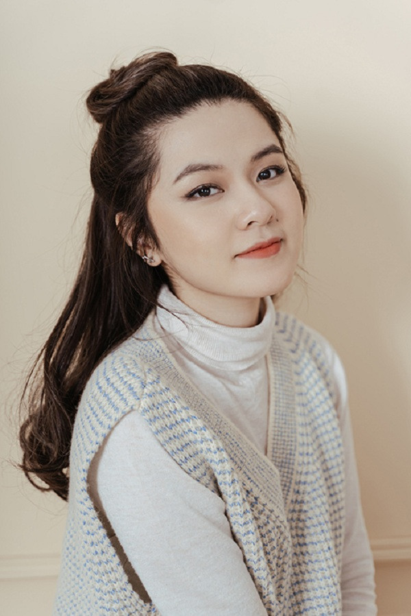 Trong buổi livestream cùng Thầy Ba, cô nàng không ngần ngại thể hiện giọng hát của mình. Nữ streamer Tianie xinh đẹp ngay lập tức chiếm trọn cảm tình người gâm mộ, đến mức nhiều người trêu đùa rằng SBTC nên bán Mina Young qua Refund mà tuyển Tianie ngay và luôn.