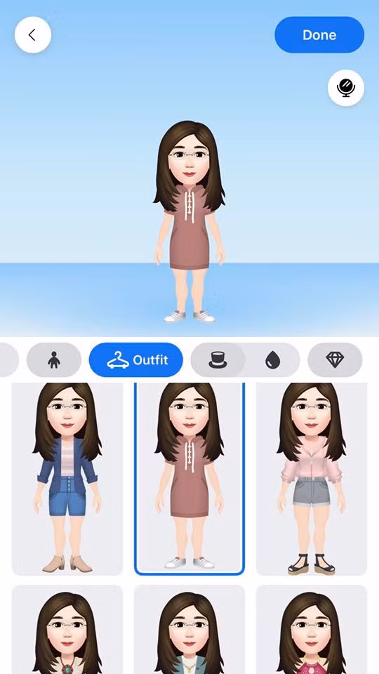 Tiếp đến, hãy lựa chọn dáng người, trang phục và thêm một số phụ kiện của cho nhãn dán của bạn trở nên thật lộng lẫy. Lưu ý rằng người dùng có nút bật camera trước, dùng để soi gương trong quá trình tạo hình.