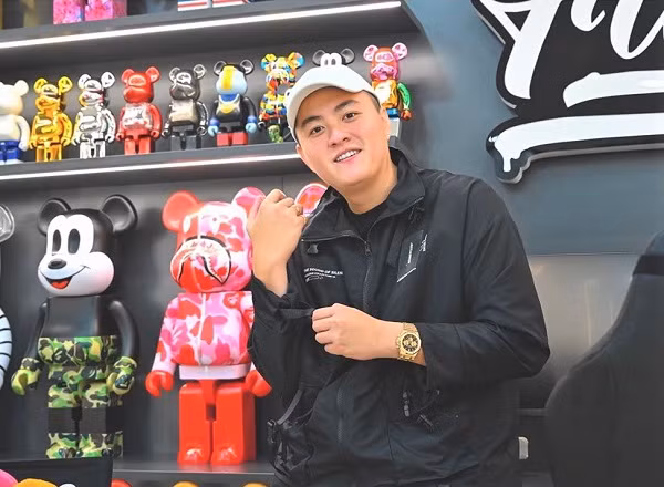 Bên cạnh hàng trăm video làm về những trải nghiệm đi du lịch nước ngoài, "đập hộp" nhiều đôi giày giá trị... Fabo Nguyễn còn đăng tải clip cùng bà xã tậu 2 chiếc đồng hồ có tổng giá trị lên đến gần 2,5 tỷ đồng gây "sốt" cộng đồng mạng.