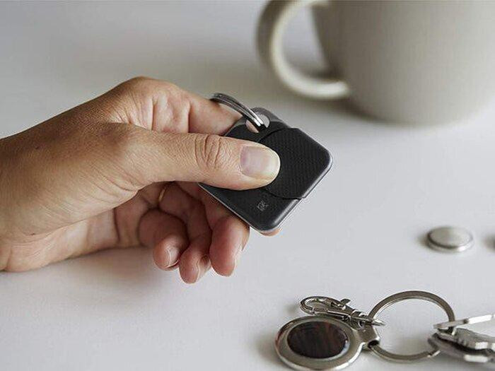 Mang tên gọi AirTag, sản phẩm mới của Apple ra mắt cùng iPhone 12 sẽ đóng vai trò là một thiết bị định vị tí hon mà người dùng có thể gắn vào các vật dụng như chìa khóa hay ví.