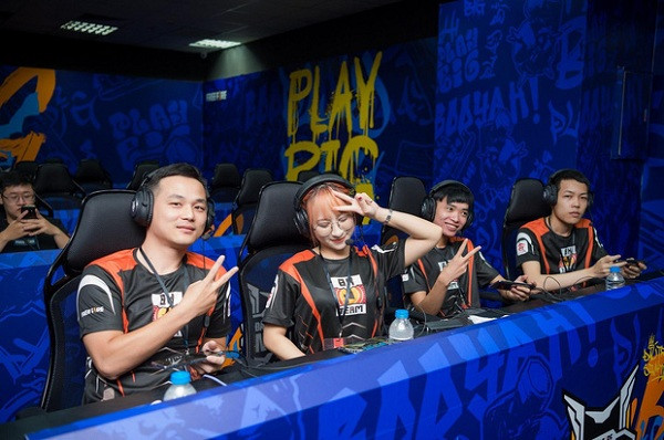 Sau những giờ phút hoàn toàn nghiêm túc thi đấu để khẳng định bản thân, cô nàng nhí nhảnh tạo dáng cùng đồng đội.