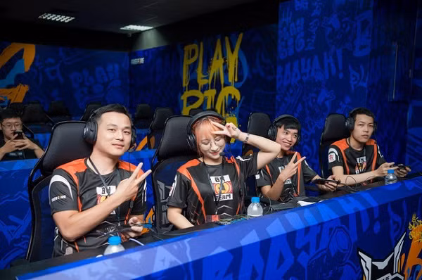 Sau những giờ phút hoàn toàn nghiêm túc thi đấu để khẳng định bản thân, cô nàng nhí nhảnh tạo dáng cùng đồng đội.