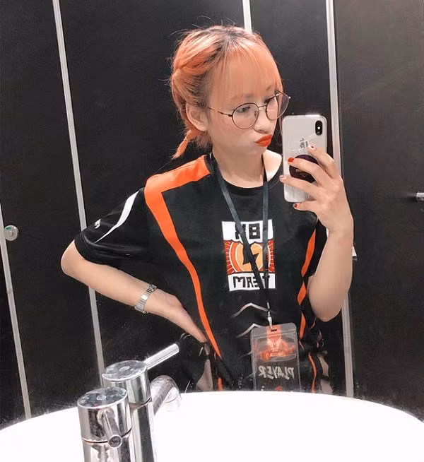 Trước đó, cô nàng từng có thời gian tạm dừng thi đấu chuyên nghiệp để lấn sân sang nghề streamer. Cuối tháng 4 /2020, MewKiu tái xuất với vai trò đội trưởng của team SEA.VN, đăng ký tham gia giải Nữ Vương Tử Chiến khiến fan thích thú.