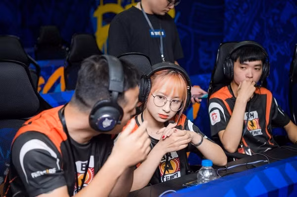 Hiện tại MewKiu đang là một trong những cái tên hot nhất làng Free Fire khi sắp tới là nữ game thủ duy nhất thi đấu tại Free Fire ĐTST mùa hè 2020 trong màu áo team 8x