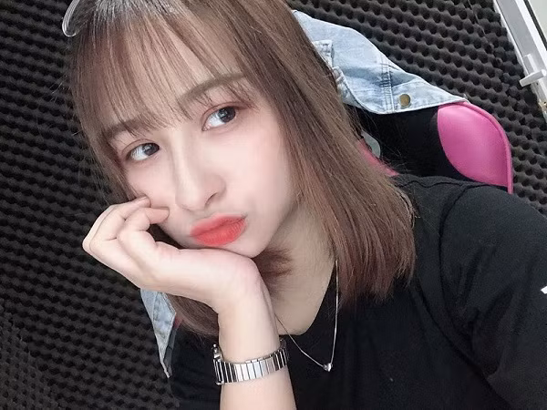 Cùng ngắm nhan sắc nữ game thủ duy nhất đủ trình "cân" cả team mùa Free Fire ĐTST năm nay.