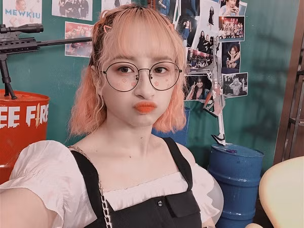 Những bức ảnh khoe khoảnh khắc thường nhật của MewKiu luôn nhận được cơn mưa thả tim cùng hàng nghìn bình luận từ cộng đồng game thủ Việt.