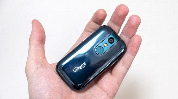 Viên pin 2.000 mAh được đánh giá là vừa đủ dùng với một chiếc điện thoại sở hữu màn hình nhỏ 3 inch và người dùng "chỉ sử dụng nó khi thật sự cần".