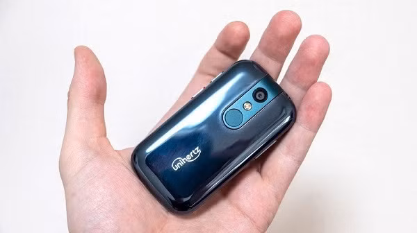 Viên pin 2.000 mAh được đánh giá là vừa đủ dùng với một chiếc điện thoại sở hữu màn hình nhỏ 3 inch và người dùng "chỉ sử dụng nó khi thật sự cần".