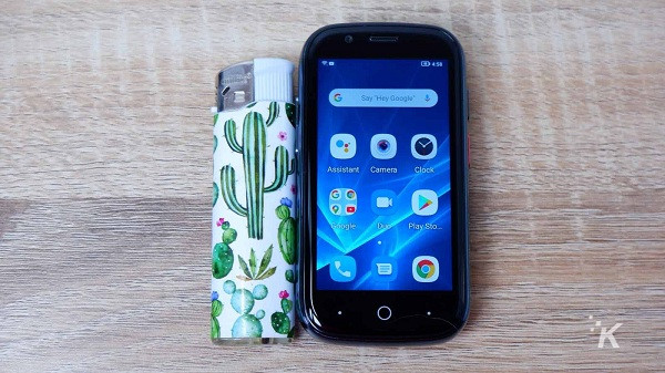 Màn hình của điện thoại được đánh giá là "nhỏ nhất thị trường" cho khả năng hiển thị khoảng 5 dòng tweet cùng lúc.