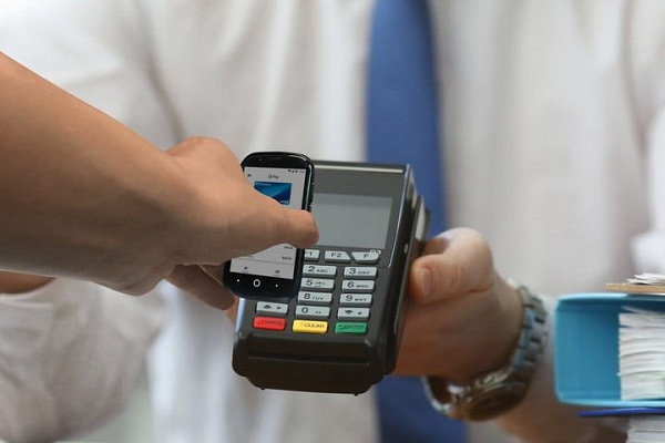 Ngoài ưu điểm là nhỏ gọn, Jelly 2 bị cho là quá dày (16,5 mm), gần gấp đôi độ dày của iPhone 11 (8,3 mm), điều này tạo cảm giác nặng nề, kém linh hoạt so với những gì được kỳ vọng ở một chiếc điện thoại mini.