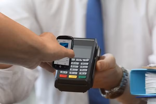 Ngoài ưu điểm là nhỏ gọn, Jelly 2 bị cho là quá dày (16,5 mm), gần gấp đôi độ dày của iPhone 11 (8,3 mm), điều này tạo cảm giác nặng nề, kém linh hoạt so với những gì được kỳ vọng ở một chiếc điện thoại mini.