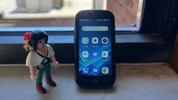 Tuy nhiên, theo đánh giá ban đầu, chất lượng ảnh cho ra không được như kỳ vọng của người dùng. Thiếu độ sắc nét, thiếu sự tương phản, màn hình 3 inch được đánh giá là khá nhỏ để thể hiện rõ ràng các chi tiết trong ảnh.