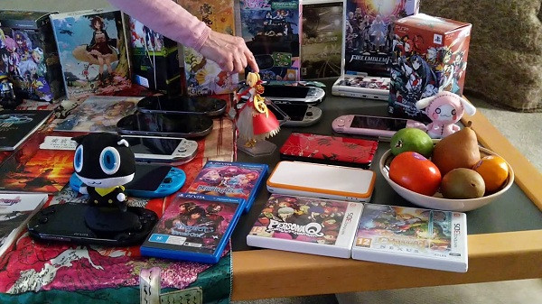 Mới đây, trên kênh cá nhân của mình, nữ Youtuber được ví là ''Bà Tân Vlogs phiên bản đập hộp'' đã có một phen làm cộng đồng trầm trồ khi giới thiệu bộ sưu tập Xenoblade Chronicles của mình.