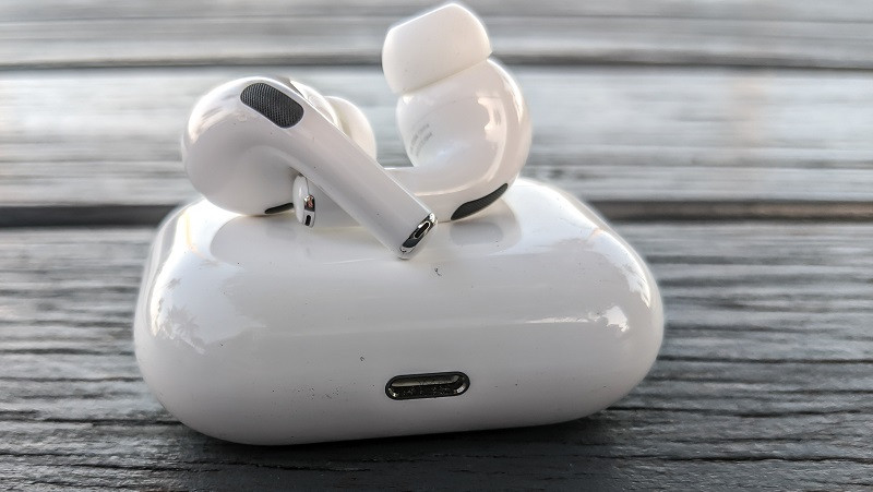 Theo nguồn tin mới nhất từ leaker LeaksApplePro, tai nghe không dây Airpods 3 đang được Apple ấp ủ hứa hẹn sẽ giải quyết được tất cả vấn đề tồn tại trên các mẫu tai nghe cũ. Được biết, LeaksApplePro là người từng tiết lộ không ít thông tin chính xác về các sản phẩm mà Apple chuẩn bị ra mắt.