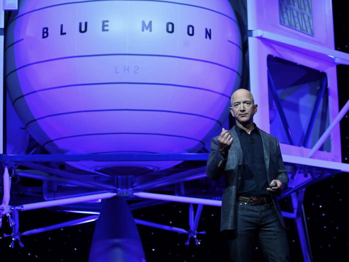 Năm 2013, Jeff Bezos còn mạnh tay chi tiền cho một chuyến khám phá dưới lòng Đại Tây Dương để tìm lại những bộ phận, động cơ của tàu vũ trụ Apollo.