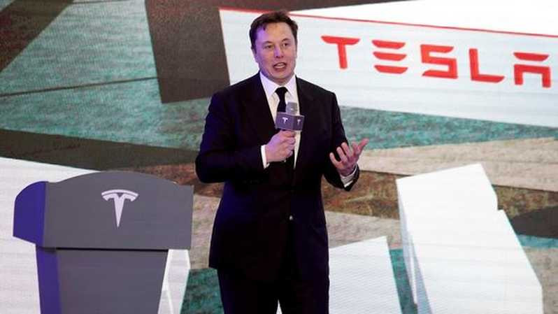 Năm 2013, vị tỷ phú chi 920.000 USD để mua một chiếc xe hơi kết hợp tàu ngầm từng xuất hiện trong phim Điệp viên 007 tại một cuộc bán đấu giá. Ông còn có tham vọng nâng cấp nó với một động cơ điện Tesla và tìm cách làm nó biến hình được thật.