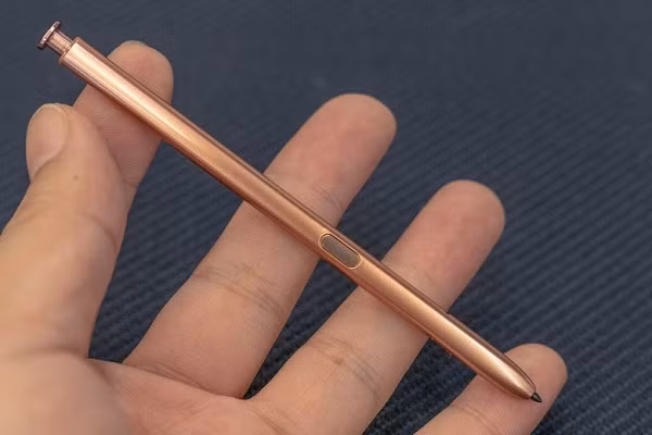 Bút S Pen cũng có thể được sử dụng để điều hướng với 5 hành động Anywhere mới, tính năng điều khiển không chạm. Bằng cách "vẽ" các hình dạng trong không khí (không ở gần màn hình), bạn có thể quay lại mở các ứng dụng gần đây, về màn hình chính và nhiều thứ thú vị khác.