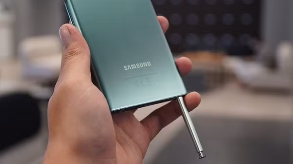 Ngoài màu đen và trắng, Galaxy Note20 Ultra còn có màu đồng. Galaxy Note20 có màu sắc trẻ trung hơn như xanh lá, nâu và đồng. Galaxy Note mới sẽ có thêm bản 5G tại Việt Nam cho người dùng lựa chọn.