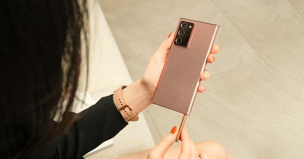 Không sai khi nói rằng, bút S-Pen chính là điểm khác biệt lớn nhất của dòng Note so với Galaxy S20, trong khi khoảng cách giữa hai dòng này về thiết kế, cấu hình, tính năng ngày càng thu hẹp.