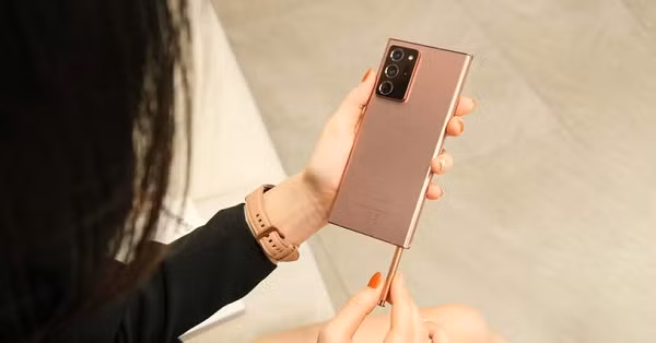 Không sai khi nói rằng, bút S-Pen chính là điểm khác biệt lớn nhất của dòng Note so với Galaxy S20, trong khi khoảng cách giữa hai dòng này về thiết kế, cấu hình, tính năng ngày càng thu hẹp.