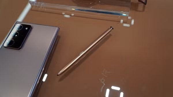 Việc giảm độ trễ phản hồi từ bút kết hợp với màn hình tần số quét 120Hz của Note 20 hứa hẹn mang đến trải nghiệm viết vẽ vượt trội hơn mọi thế hệ trước đó. Bên cạnh đó, ghi chú trên màn hình Galaxy Note20 hiện có thể được chuyển sang định dạng Microsoft Office và được đồng bộ hóa với các thiết bị khác của người dùng thông qua Samsung Notes.