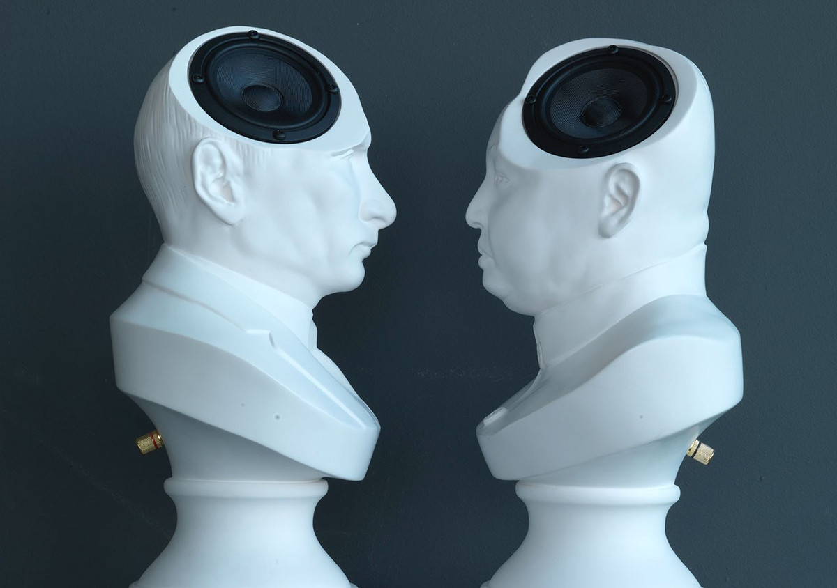 Sự kết hợp độc đáo của tượng người và loa.