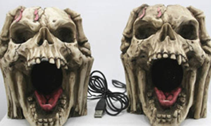 Kinh dị không kém là cặp loa máy tính hình đầu lâu cực ám ảnh này, chống chỉ định cho người yếu tim.