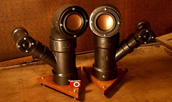 Khi tạo nên đôi loa độc đáo này, dường như nhà thiết kế đã tận dụng chính ống nước nhà mình để tiết kiệm nhất có thể.