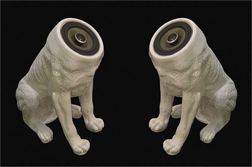 Một trong những cặp loa kỳ dị nhất hành tinh, là tác phẩm của nhà thiết kế người Hà Lan với tạo hình chú chó không đầu.