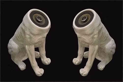 Một trong những cặp loa kỳ dị nhất hành tinh, là tác phẩm của nhà thiết kế người Hà Lan với tạo hình chú chó không đầu.