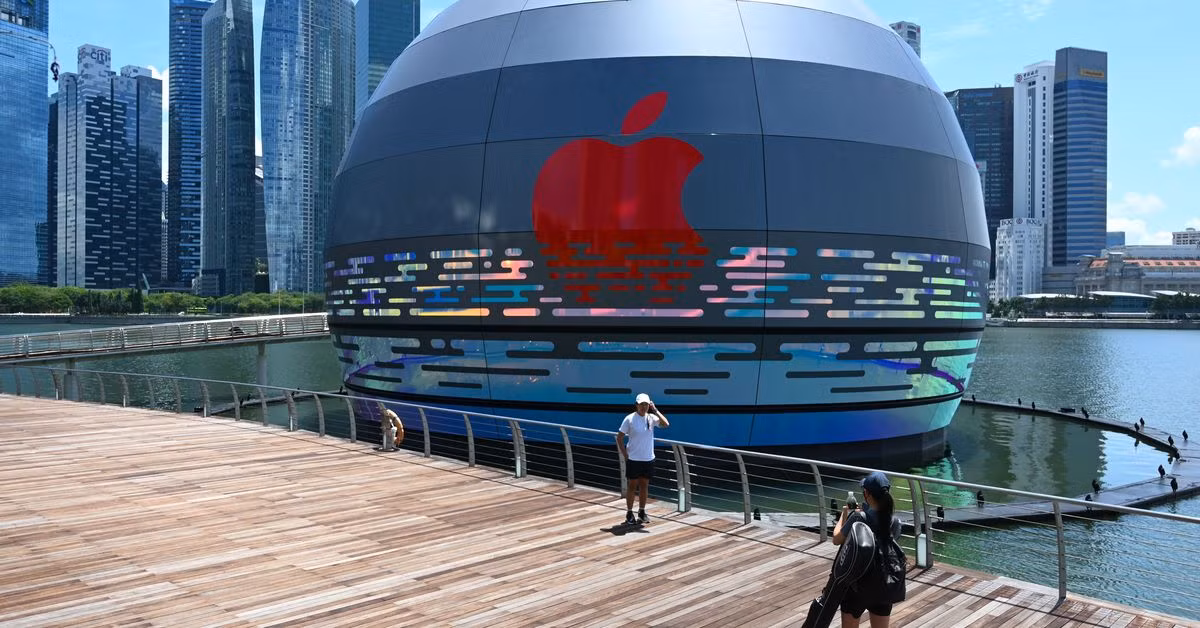 Apple Store mới sẽ có hình dạng như một quả cầu nằm trên mặt nước, toạ lạc ở khu vực Marina Bay Sands (MBS). Trước đây, nơi này vốn được câu lạc bộ đêm Avalon sử dụng từ năm 2011 đến năm 2016.