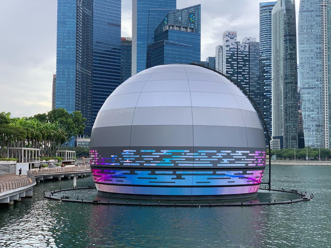 Doanh số bán lẻ ở Singapore trong năm 2020 đã giảm 27,8% trong tháng 6 so với cùng kì năm ngoái. Trong tháng 6, Singapore cũng chỉ đó 2.200 khách du lịch so với con số 1,6 triệu của năm 2019.