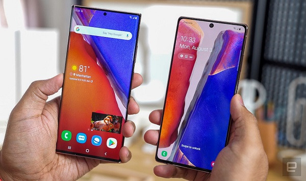 Trong khi đó, iPhone vẫn hiện diện lỗ khuyết lớn phía trên màn hình, không chỉ chứa camera mà là các cảm biến và loa thoại. Nhiều tin đồn cho rằng, với iPhone 12 người dùng vẫn sẽ tiếp tục thất vọng vì thiết kế này có vẻ vẫn không được cải thiện như kỳ vọng.