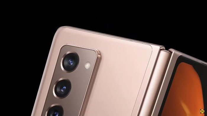 Về hệ thống camera, mặt sau chiếc điện thoại là cụm camera 3 ống kính mới xếp dọc, giống với thiết kế của Galaxy Note20 Ultra. Theo rò rỉ thì thông số cụ thể sẽ bao gồm camera chính 12MP, camera góc rộng 16MP, camera tele 64MP, và camera trước 10MP được tích hợp cảm biến nhận diện khuôn mặt.