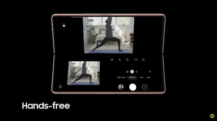 Bên trong, Galaxy Z Fold2 5G tiếp tục gây bất ngờ khi bỏ thiết kế cắt khuyết kỳ cục ở phía trên bên phải, nơi đặt camera và làm hỏng vẻ đẹp tổng thể trên Galaxy Fold. Thay vào đó, Galaxy Z Fold2 5G sử dụng camera đục lỗ, chiếm ít không gian hơn trên màn hình OLED (tần số quét 120Hz).