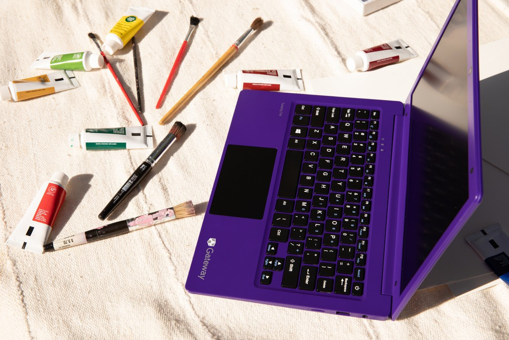 Trong khi dòng laptop 2 trong 1 của Gateway có thể được sử dụng linh hoạt như một máy tính và một máy tính bảng. Cùng với màn hình cảm ứng, máy được trang bị Windows 10 Home ở chế độ S Intel Celeron N3350 - Dual Core - 1,1 GHz, RAM 4GB và dung lượng lưu trữ 64GB.