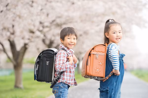 Giống như cái tên của nó, cặp chống gù được thiết kế khá đặc biệt, được làm rất tỉ mỉ, kỳ công. Bộ phận tạo nên tính năng ''chống gù'' chính là phần lưng cặp tiếp xúc trực tiếp với lưng trẻ.