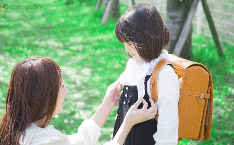 Có nhiều ý kiến cho rằng, tại Nhật Bản cặp chống gù lưng được sử dụng phổ biến cho trẻ bởi các em thường xuyên phải đi bộ đến trường. Tuy nhiên tại Việt Nam, các em học sinh cấp 1 và học sinh cấp 2 thường được cha mẹ đưa đón, ít phải đeo cặp, vì vậy việc đầu tư balo chống gù lưng là không cần thiết.