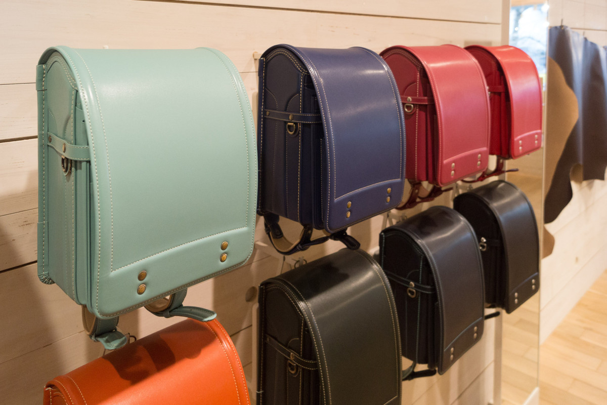 Thực tế, việc sắm một chiếc cặp chống gù cho bé chuẩn bị vào lớp 1 vẫn được xem là đầu tư có lợi ích. Dù mang lượng sách vở ít hay nhiều, nặng hay không, sử dụng cặp chống gù Randoseru vẫn sẽ phần nào giúp hỗ trợ bảo vệ hệ xương non nớt của trẻ.