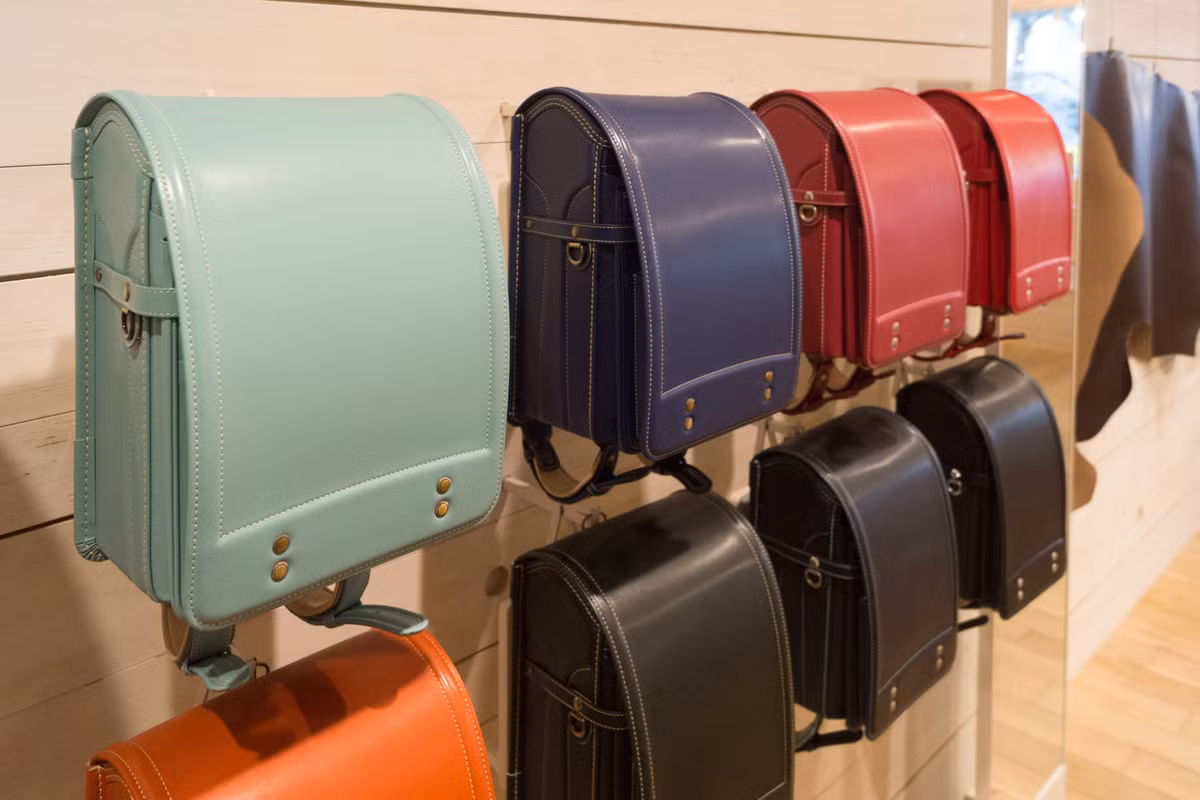 Thực tế, việc sắm một chiếc cặp chống gù cho bé chuẩn bị vào lớp 1 vẫn được xem là đầu tư có lợi ích. Dù mang lượng sách vở ít hay nhiều, nặng hay không, sử dụng cặp chống gù Randoseru vẫn sẽ phần nào giúp hỗ trợ bảo vệ hệ xương non nớt của trẻ.