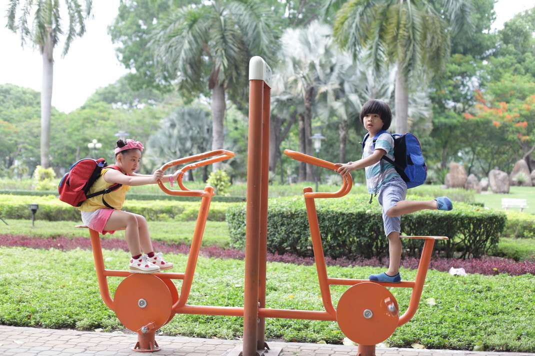 Hiện trên thị trường có đa dạng mẫu mã balo chống gù lưng để phụ huynh lựa chọn cho con trẻ với các chất liệu như da, vải Poly-oxford phủ PVC,... Ngoài các thương liệu balo nhập khẩu của Nhật, Nga, Đức,... một số mẫu cặp chống gù chất lượng tốt của Việt Nam cũng là sự lựa chọn không tồi cho gia đình có điều kiện kinh tế eo hẹp.