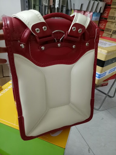 Ngoài việc thiết kế đặc biệt chống gù thì những chiếc cặp này cũng được làm bằng những chất liệu khá tốt và chắc chắn. Đặc biệt thiết kế cũng khá đẹp, bố trí để sách vở cũng khá hợp lý, tránh xô lệch sách vở và đồ dùng.