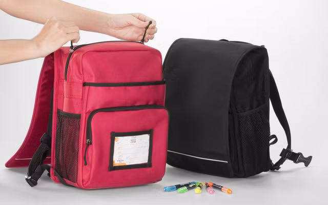 Cặp chống gù randoseru hay balo chống gù lưng có nguồn gốc từ Nhật Bản, là một trong những vật dụng bắt buộc dành cho học sinh trong độ tuổi tiểu học được chính phủ nước này quy định.