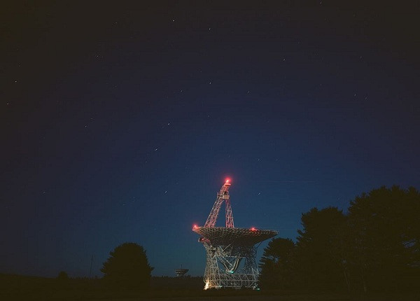 Được mô tả "có tần số cực phổ chạy từ mức thấp nhất đến cao nhất", các đài quan sát tại thị trấn Green Bank có thể nghe được những âm thanh nhỏ nhất phát ra từ không gian. Bởi vậy bất kì loại sóng nào xuất hiện trong khu vực cũng có thể gây ảnh hưởng, cản trở hiệu suất của đài quan sát.