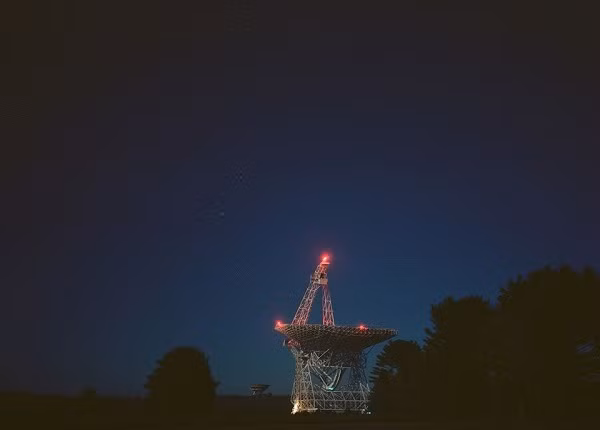 Được mô tả "có tần số cực phổ chạy từ mức thấp nhất đến cao nhất", các đài quan sát tại thị trấn Green Bank có thể nghe được những âm thanh nhỏ nhất phát ra từ không gian. Bởi vậy bất kì loại sóng nào xuất hiện trong khu vực cũng có thể gây ảnh hưởng, cản trở hiệu suất của đài quan sát.