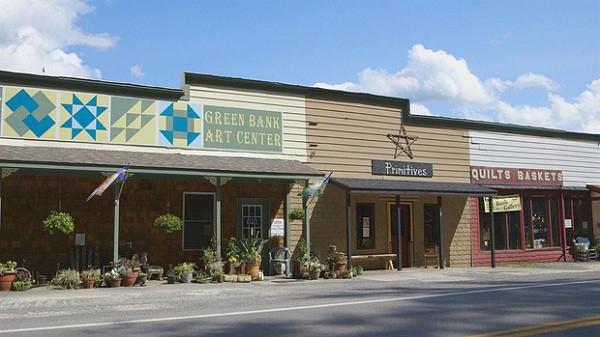 Thậm chí nếu sống trong bán kính mười dặm tính từ đài quan sát, họ còn không được phép sở hữu bất kì thiết bị điện tử nào. Nếu vi phạm bạn có thể bị phạt nặng đến mức...bỏ tù.