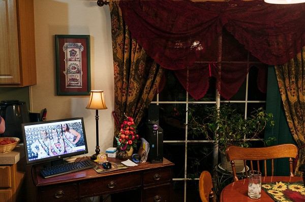 Luật cấm oái oăm này vô hình chung lại giúp cho người dân thị trấn ''xanh'' như đúng cái tên Green Bank. Thay vì cắm mặt vào máy tính để làm việc, ôm lấy chiếc điện thoại thông minh để chơi game hay chụp ảnh ''sống ảo'' đăng Facebook, họ đơn giản chỉ sống và tận hưởng cuộc sống.