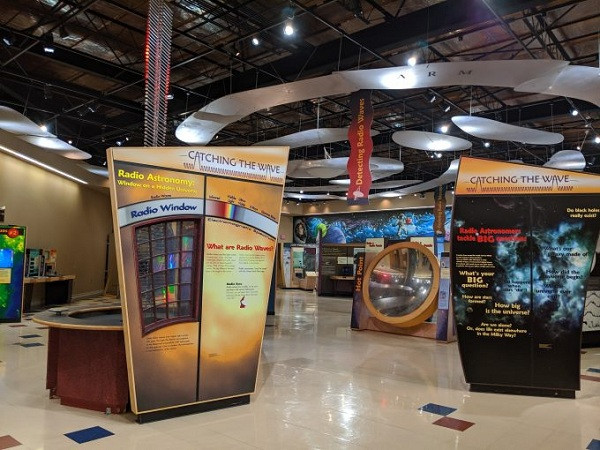 Vẫn có một kênh radio công cộng mang tên Allegheny Mountain Radio được phép phát sóng tới người dân, vì tần số của nó đủ thấp để không ảnh hưởng đến đài quan sát.