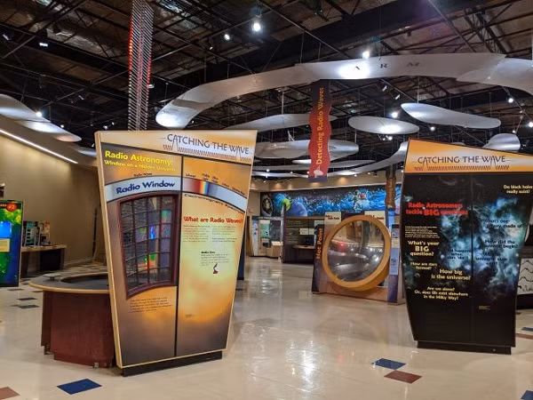 Vẫn có một kênh radio công cộng mang tên Allegheny Mountain Radio được phép phát sóng tới người dân, vì tần số của nó đủ thấp để không ảnh hưởng đến đài quan sát.